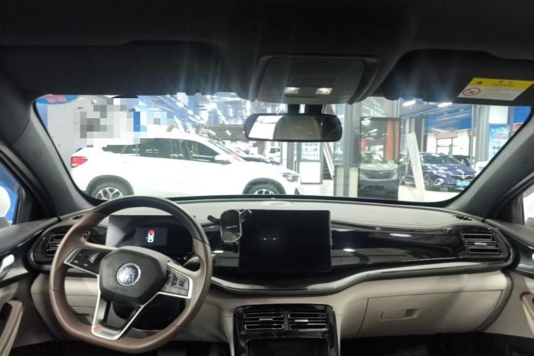 Used BYD Qin PLUS 2024 HONOR Edition DM-i 55KM Leading Model Center Console