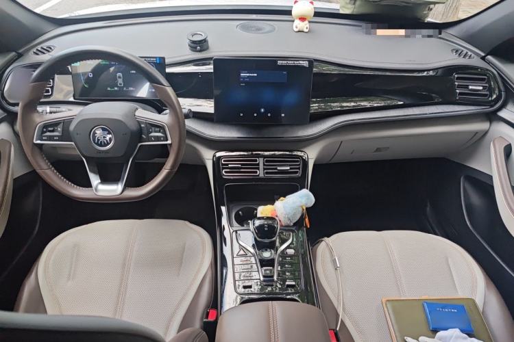 Used BYD Qin PLUS 2024 HONOR Edition DM-i 55KM Leading Model Center Console