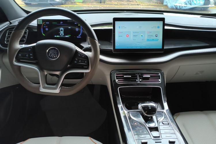 Used BYD Qin PLUS 2024 Honor Edition EV 510KM Leading Model Center Console