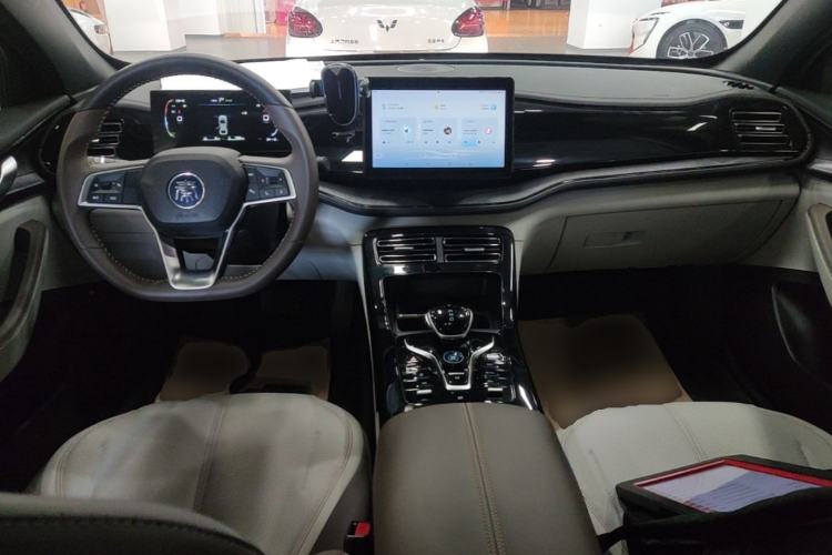 Used BYD Qin PLUS 2024 HONOR Edition DM-i 55KM Leading Model Center Console