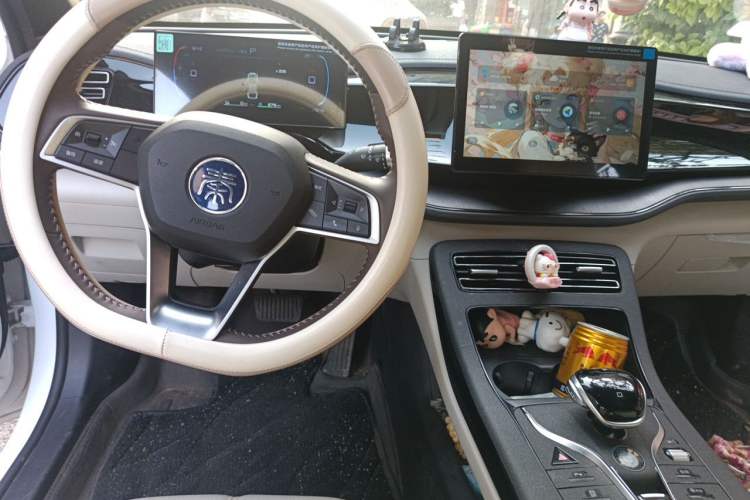 Used BYD Qin PLUS 2024 HONOR Edition DM-i 55KM Leading Model Center Console