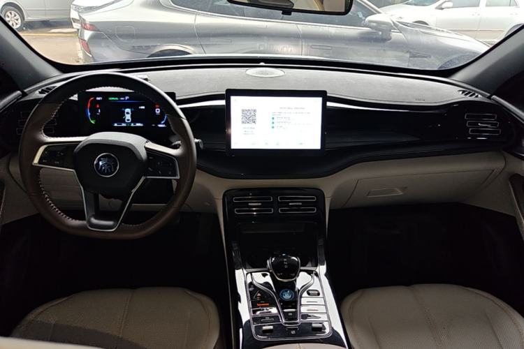 Used BYD Qin PLUS 2024 HONOR Edition DM-i 55KM Leading Model Center Console