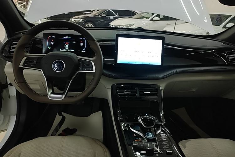 Used BYD Qin PLUS 2024 HONOR Edition DM-i 55KM Leading Model Center Console
