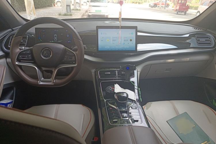 Used BYD Qin PLUS 2024 Honor Edition EV 510KM Beyond Model Center Console