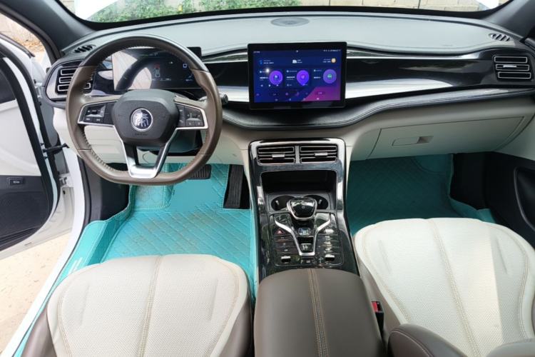 Used BYD Qin PLUS 2024 HONOR Edition DM-i 55KM Leading Model Center Console