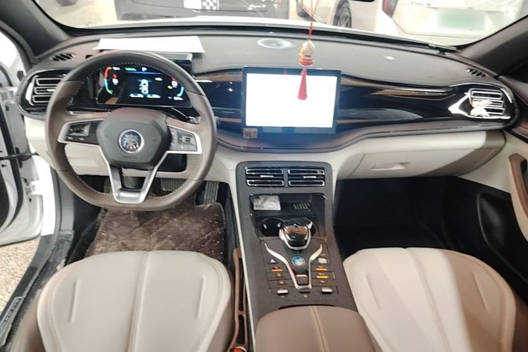 Used BYD Qin PLUS 2024 HONOR Edition DM-i 55KM Leading Model Center Console