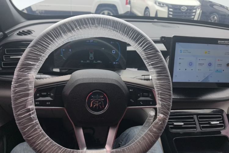 Used BYD Qin PLUS 2024 HONOR Edition DM-i 55KM Leading Model Center Console