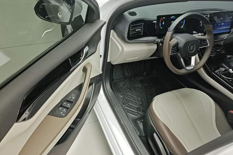 Used BYD Qin PLUS 2024 HONOR Edition DM-i 55KM Leading Model Driver Seat
