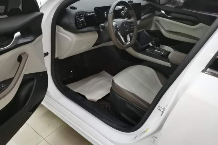 Used BYD Qin PLUS 2024 HONOR Edition DM-i 55KM Leading Model Driver Seat
