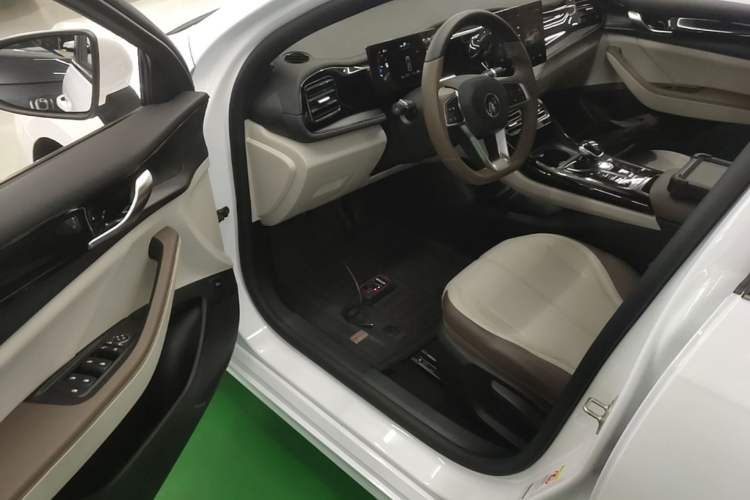 Used BYD Qin PLUS 2024 HONOR Edition DM-i 55KM Leading Model Driver Seat