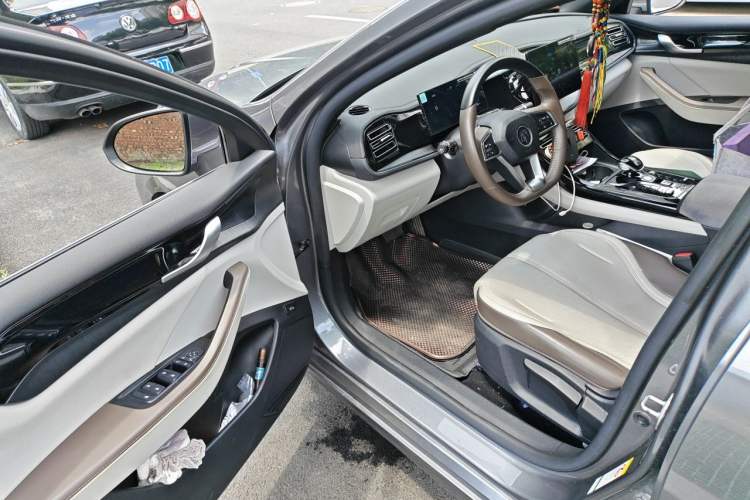 Used BYD Qin PLUS 2024 HONOR Edition DM-i 55KM Leading Model Driver Seat
