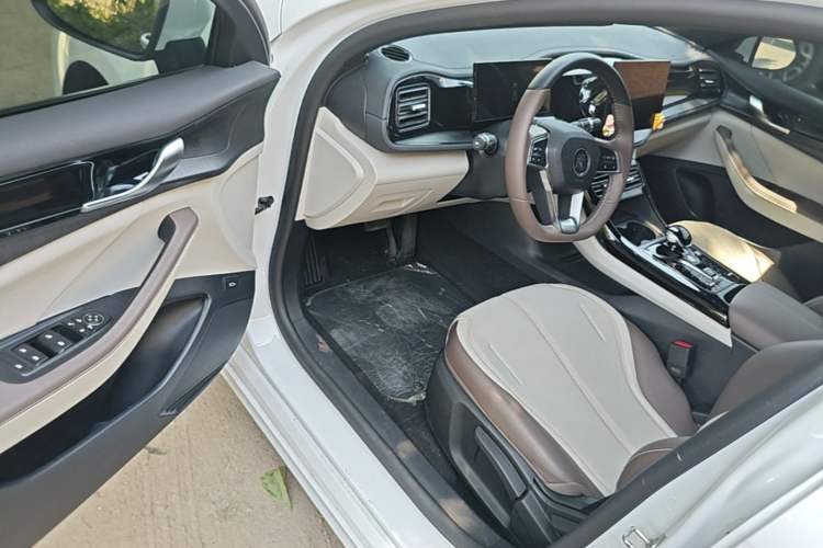 Used BYD Qin PLUS 2024 HONOR Edition DM-i 55KM Leading Model Driver Seat