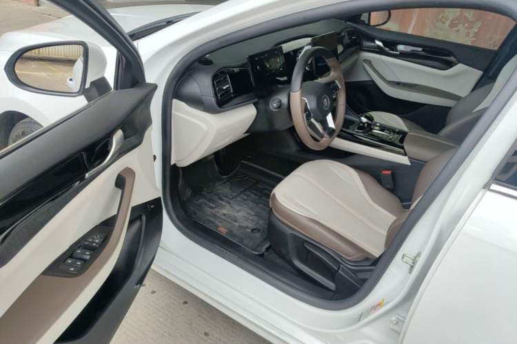 Used BYD Qin PLUS 2024 HONOR Edition DM-i 55KM Leading Model Driver Seat