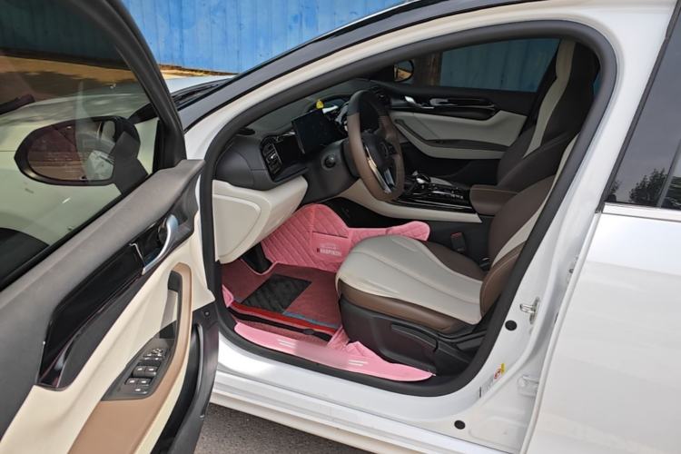 Used BYD Qin PLUS 2024 HONOR Edition DM-i 55KM Leading Model Driver Seat