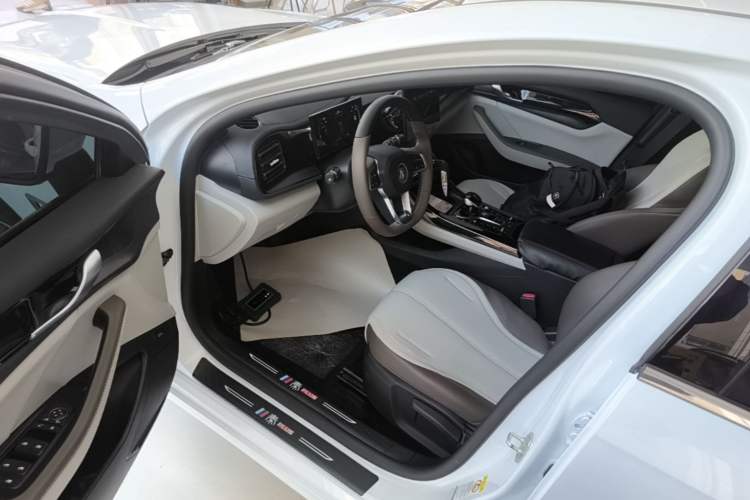 Used BYD Qin PLUS 2024 HONOR Edition DM-i 55KM Leading Model Driver Seat
