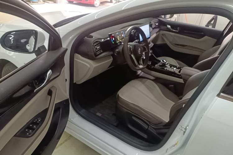 Used BYD Qin PLUS 2024 HONOR Edition DM-i 55KM Leading Model Driver Seat