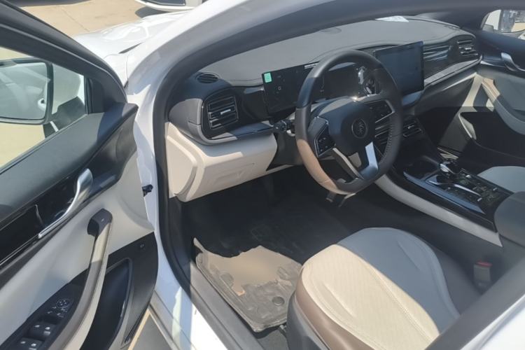 Used BYD Qin PLUS 2024 HONOR Edition DM-i 55KM Leading Model Driver Seat