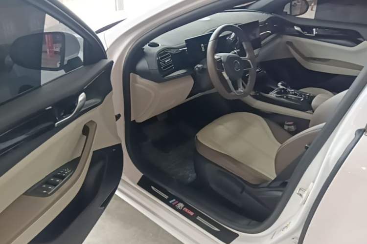Used BYD Qin PLUS 2024 HONOR Edition DM-i 55KM Leading Model Driver Seat