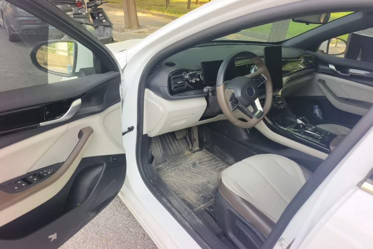 Used BYD Qin PLUS 2024 HONOR Edition DM-i 55KM Leading Model Driver Seat