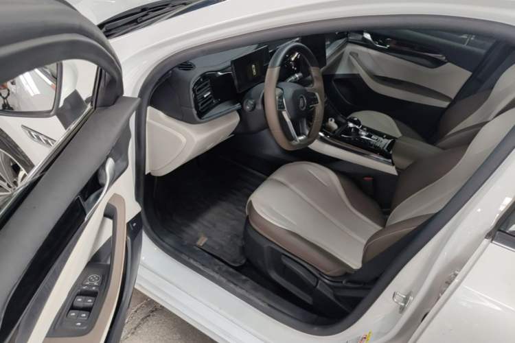 Used BYD Qin PLUS 2024 HONOR Edition DM-i 55KM Leading Model Driver Seat