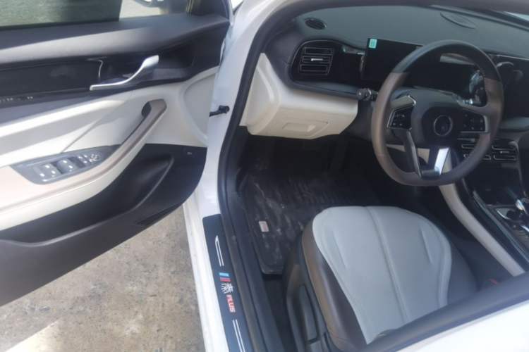 Used BYD Qin PLUS 2024 HONOR Edition DM-i 55KM Leading Model Driver Seat