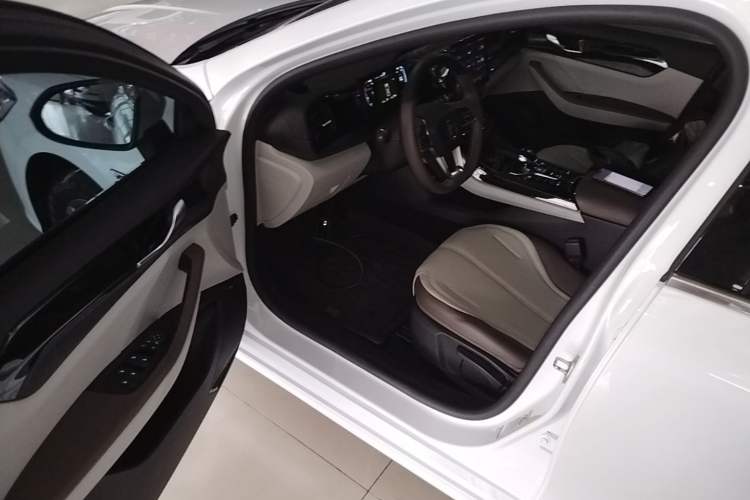 Used BYD Qin PLUS 2024 HONOR Edition DM-i 55KM Leading Model Driver Seat