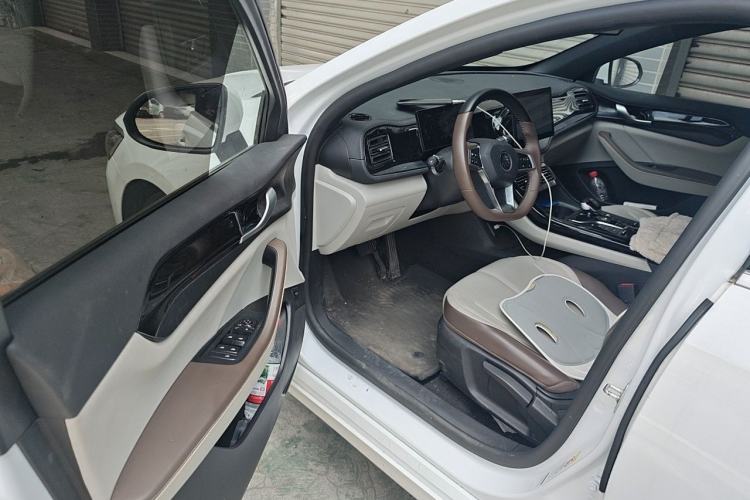 Used BYD Qin PLUS 2024 HONOR Edition DM-i 55KM Leading Model Driver Seat