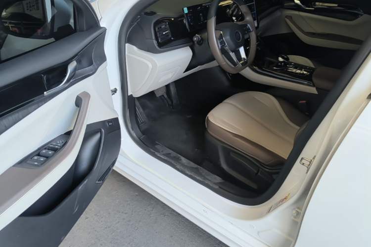 Used BYD Qin PLUS 2024 HONOR Edition DM-i 55KM Leading Model Driver Seat