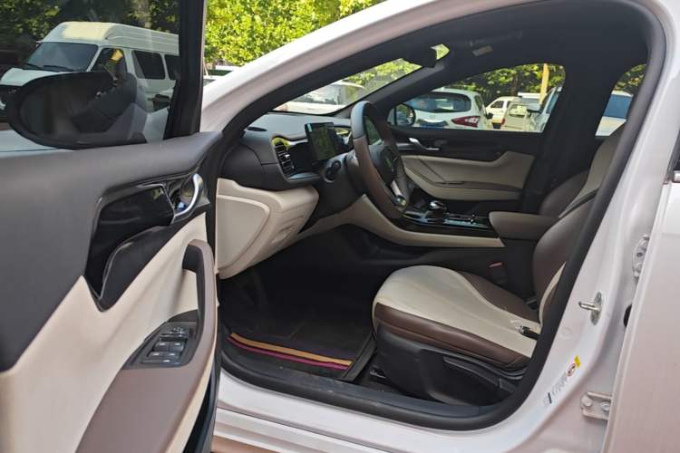 Used BYD Qin PLUS 2024 HONOR Edition DM-i 55KM Leading Model Driver Seat