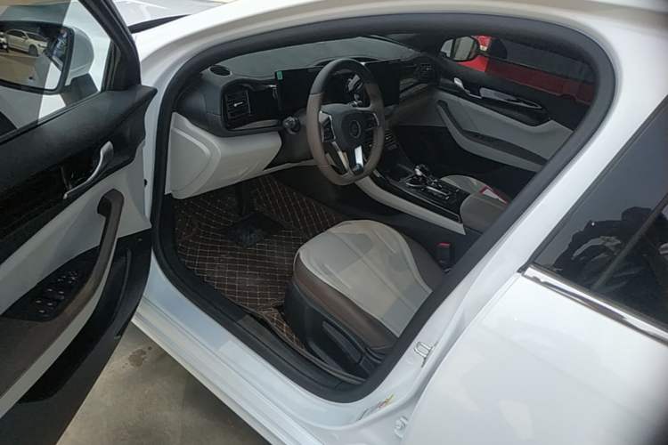 Used BYD Qin PLUS 2024 HONOR Edition DM-i 55KM Leading Model Driver Seat