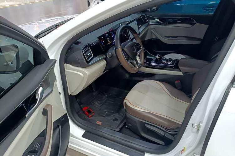 Used BYD Qin PLUS 2024 Honor Edition EV 510KM Leading Model Driver Seat