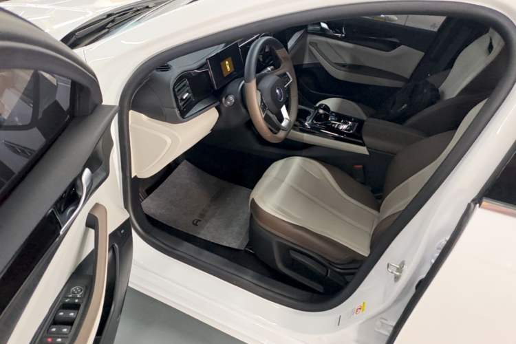 Used BYD Qin PLUS 2024 HONOR Edition DM-i 55KM Leading Model Driver Seat