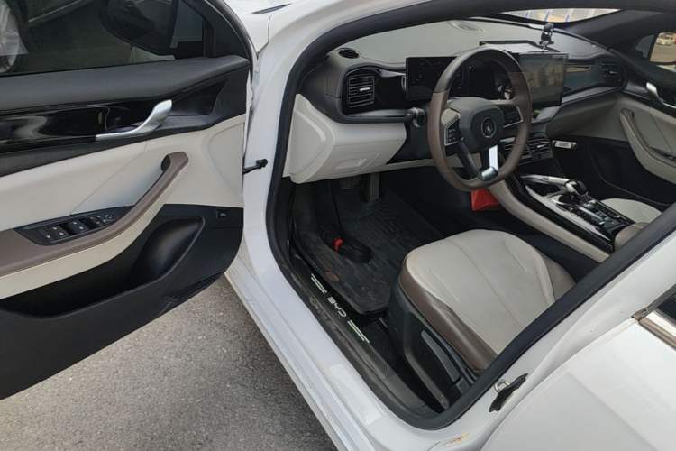 Used BYD Qin PLUS 2024 HONOR Edition DM-i 55KM Leading Model Driver Seat