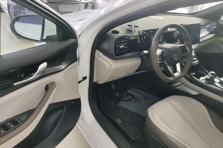 Used BYD Qin PLUS 2024 HONOR Edition DM-i 55KM Leading Model Driver Seat