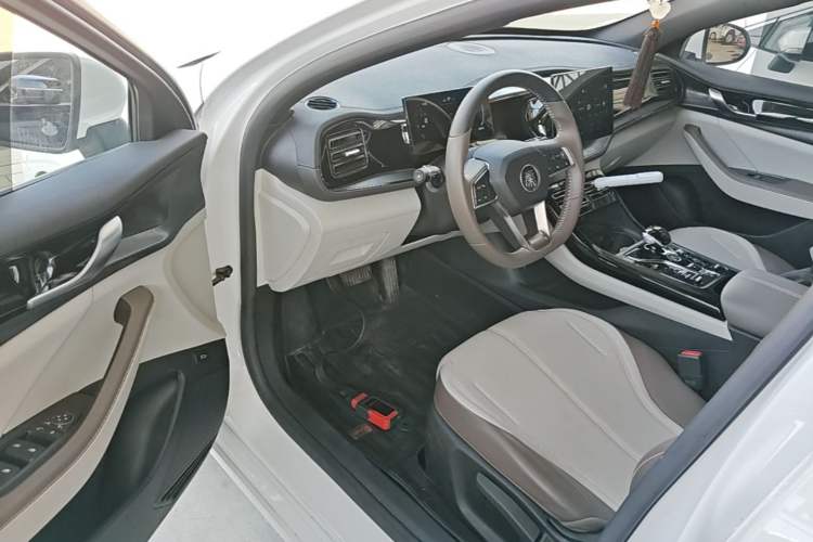 Used BYD Qin PLUS 2024 HONOR Edition DM-i 55KM Leading Model Driver Seat