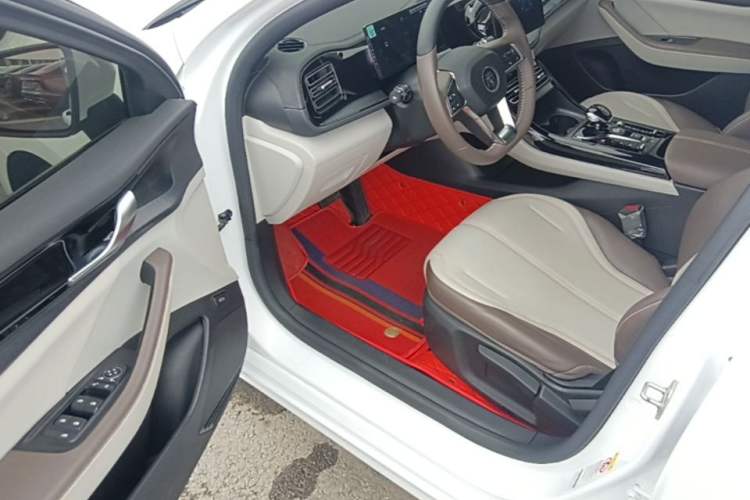 Used BYD Qin PLUS 2024 HONOR Edition DM-i 55KM Leading Model Driver Seat