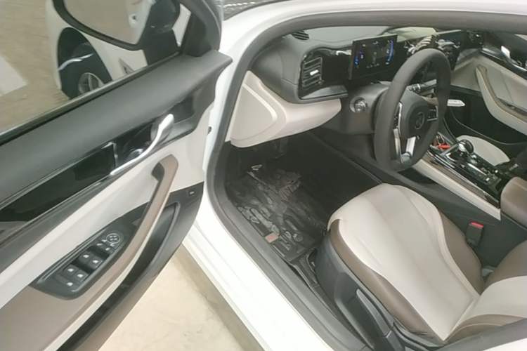Used BYD Qin PLUS 2024 HONOR Edition DM-i 55KM Leading Model Driver Seat