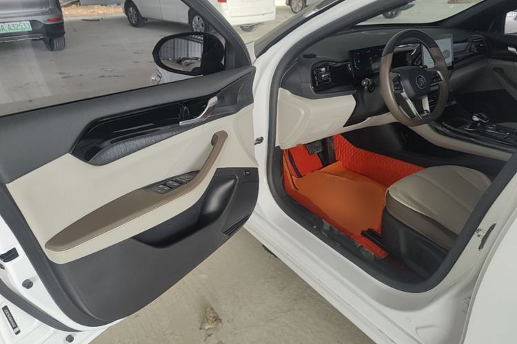 Used BYD Qin PLUS 2024 HONOR Edition DM-i 55KM Leading Model Driver Seat