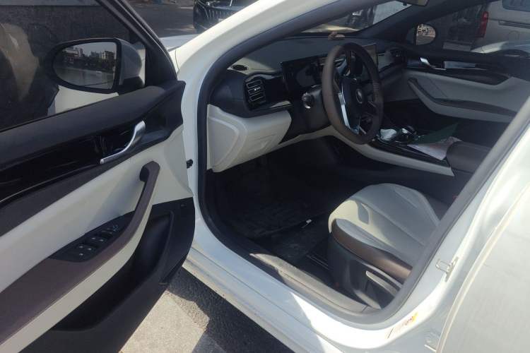 Used BYD Qin PLUS 2024 HONOR Edition DM-i 55KM Leading Model Driver Seat