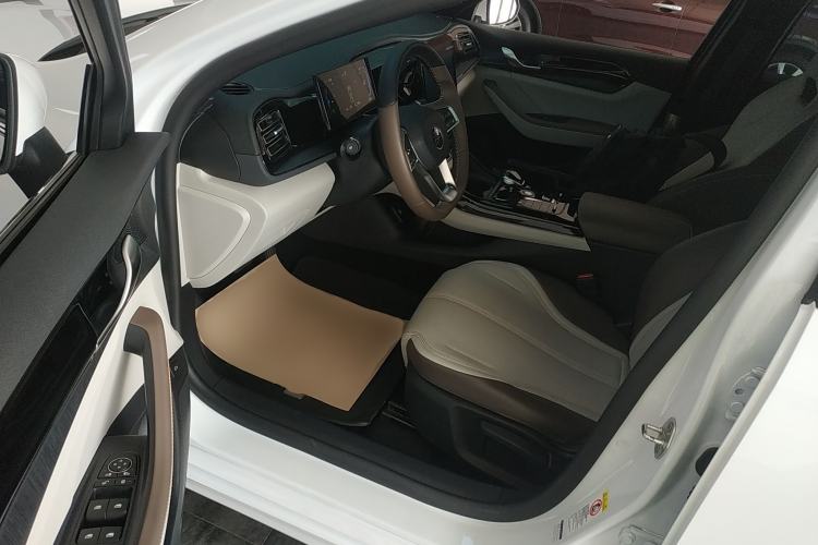 Used BYD Qin PLUS 2024 HONOR Edition DM-i 55KM Leading Model Driver Seat