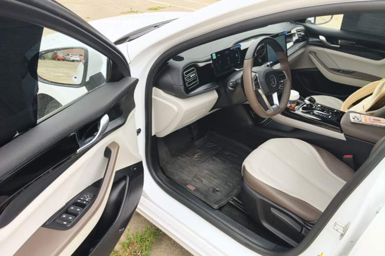 Used BYD Qin PLUS 2024 HONOR Edition DM-i 55KM Leading Model Driver Seat