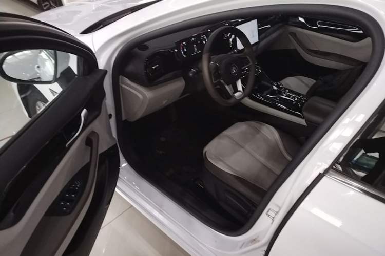 Used BYD Qin PLUS 2024 HONOR Edition DM-i 55KM Leading Model Driver Seat
