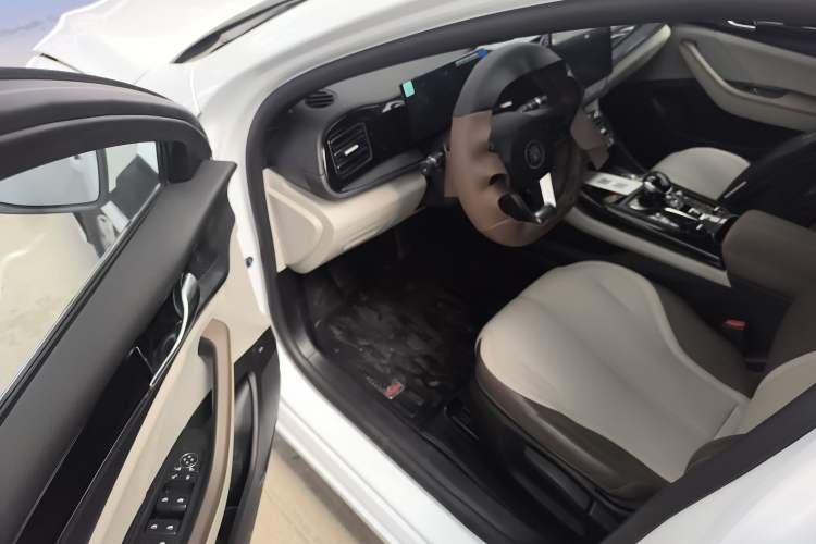 Used BYD Qin PLUS 2024 HONOR Edition DM-i 55KM Leading Model Driver Seat