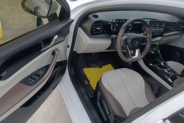 Used BYD Qin PLUS 2024 HONOR Edition DM-i 55KM Leading Model Driver Seat