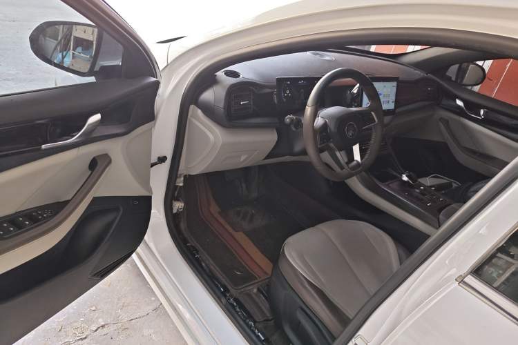 Used BYD Qin PLUS 2024 HONOR Edition DM-i 55KM Leading Model Driver Seat