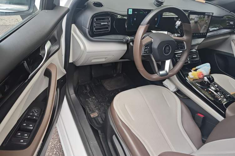 Used BYD Qin PLUS 2024 HONOR Edition DM-i 55KM Leading Model Driver Seat
