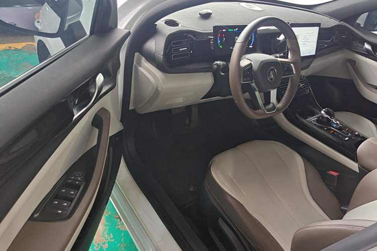 Used BYD Qin PLUS 2024 HONOR Edition DM-i 55KM Leading Model Driver Seat