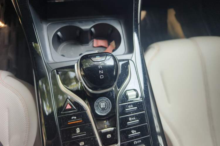 Used BYD Qin PLUS 2024 HONOR Edition DM-i 55KM Leading Model Gear Lever