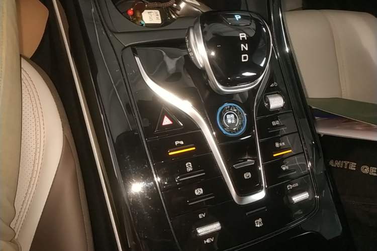 Used BYD Qin PLUS 2024 HONOR Edition DM-i 55KM Leading Model Gear Lever
