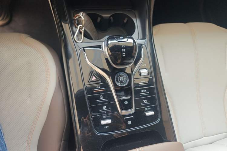 Used BYD Qin PLUS 2024 HONOR Edition DM-i 55KM Leading Model Gear Lever